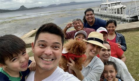 Sa bakanteng school bus sila nag celebrate ng valentines day.
